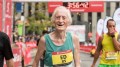 85歳のマラソンランナーが3時間台でゴール、世界新記録達成!