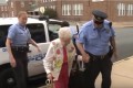 102歳のおばあちゃんが警官に逮捕!?何をやらかしたかと思ったら...