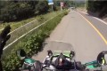「この先、危ないよ!」対向車線のバイクのハンドサインのおかげで事故を回避