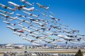 カッコよすぎ…同じ日・同じ場所を飛ぶ飛行機をつなぎ合わせた写真の壮大さに鳥肌