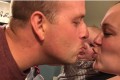 「イチャイチャしないで~!」パパとママがキスするたびに号泣するベビーが超絶カワイイ!
