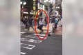 街中でひとりだけ時間が止まっている!ピクリとも動かない"時間凍結おじさん"が話題に!