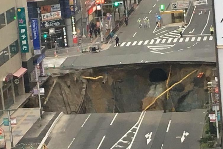 わずか3日で!作業員の奮闘、博多駅前陥没を埋め戻し完了させる