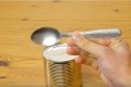 緊急時に使える!スプーン1本で食料入りの缶詰を開けられる方法