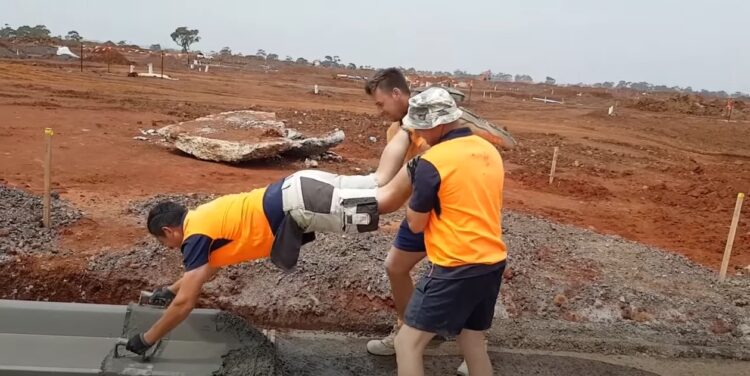 縁石を作るプロフェッショナルたち。３人のチームワークがお見事！作業員が全力でふざけてみた動画