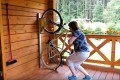 前輪を持ち上げてくれて収納が楽チン! 画期的な縦型自転車ラック「PARKIS」が話題に!