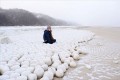 何だコレは!? シベリアの18kmに及ぶ海岸線に“謎の巨大雪玉”が無数に出現!