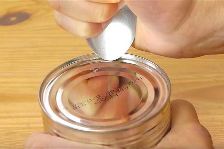 【動画】1本のスプーンで缶詰めを開ける方法が話題に! 緊急時にも役立ちそう