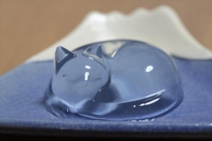 可愛すぎて食べるのがもったいにゃい♪「水信玄餅」の猫バージョンが話題に!