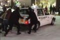 札幌の人たちは日々助け合い。路面凍結で動けなくなったタクシーをみんなで救出