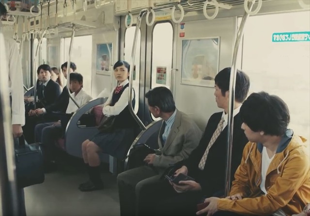 電車内で女子高生が“空気イス!?”でガチバトル! 西鉄が車内マナー啓発動画を公開 FUNDO