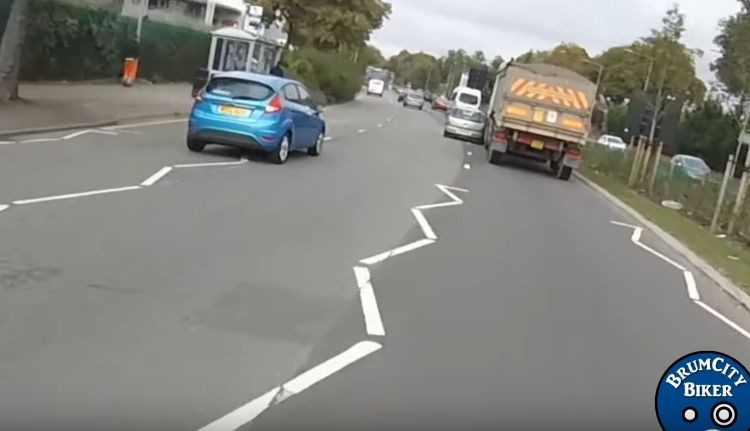 【優しい世界】おばあさんの運転する車がトラックに接触、運転手がかけた言葉は「無事でよかった!」