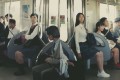電車内で女子高生が“空気イス!?”でガチバトル! 西鉄が車内マナー啓発動画を公開
