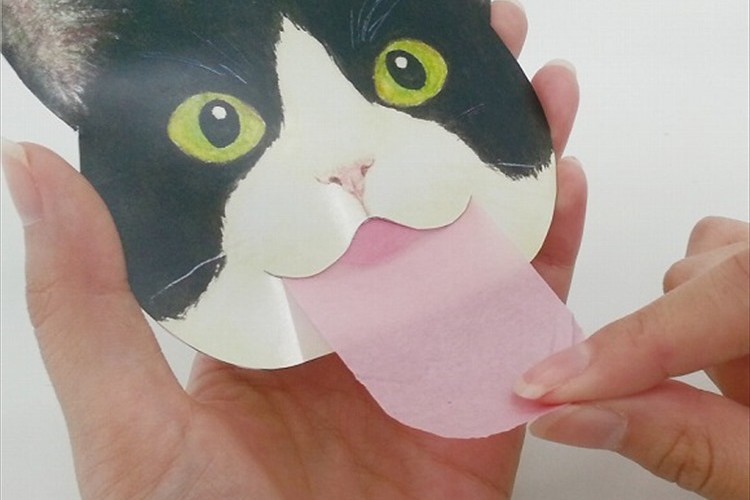 “猫の舌のしまい忘れ”をモチーフにした「あぶらとり紙」引き出すたびにニンマリしちゃいそう
