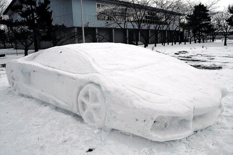 製作時間20時間の超大作! 雪で作ったランボルギーニのクオリティがスゴイ!