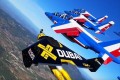 【世界初】圧巻の光景! アクロバット飛行をする航空機と“生身の人間”が並んで空を飛んだ!