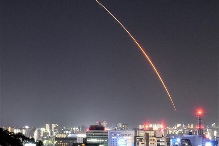 まるで巨大な流れ星…打ち上げられた「こうのとり」が綺麗なカーブを描いていて幻想的!