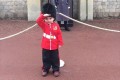 イギリスの近衛兵に憧れる男の子、誕生日に最高のプレゼントをもらう