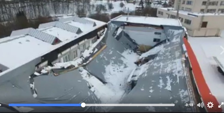 屋根が崩壊する瞬間の内部の映像に驚愕！大量の積雪で体育館の屋根が崩壊か？