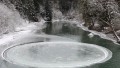 水上のミステリーサークル?原因不明な謎の自然現象「アイスサークル」が不思議すぎる