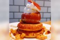 斬新なスイーツが期間限定で登場!リンゴまるごと1個乗っかったパンケーキによだれが止まらない