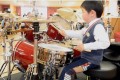 4歳児が老人ホームでX JAPANの「紅」を披露、そのドラムさばきがスゴイと話題に!