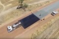 【動画】まるでペンキを塗るようにできるんだな…オーストラリアの道路舗装がダイナミック!