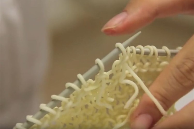 編んだら食べるのかな!? インスタントラーメンをひたすら棒編みする動画が話題に!