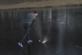 【動画】これは笑った! 違う意味でナイスショット! 氷上のゴルフでコントの様な事態発生