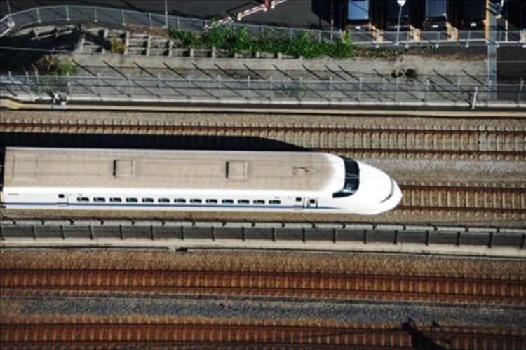 「なんだか凄そうだぞ」“新幹線とクルマが併走する橋”が計画中…風圧とか大丈夫!?