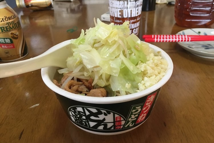 予想以上に二郎系の味!? どん兵衛でラーメン二郎を再現した「どん二郎」が話題に!