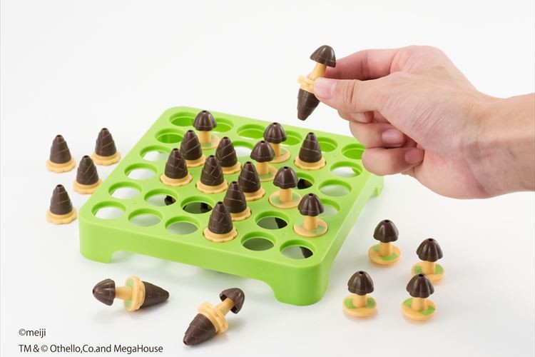 ついに決着か!?「きのこの山」と「たけのこの里」がオセロゲームになって対決することに!