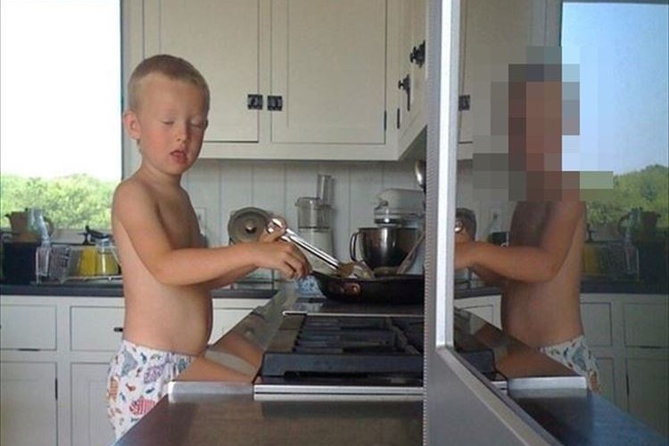 心霊写真…!?まばたきする瞬間を撮った1枚の画像、鏡に映った少年はなんと…