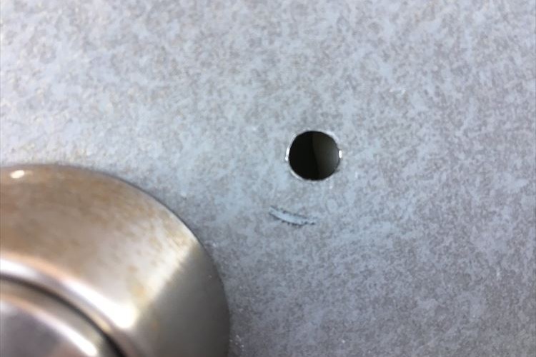 自宅のドアの鍵穴近くに小さな穴が…!実は空き巣の手口の一つだったことが判明!
