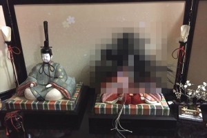 もしかしてお雛様にヤキモチ…？ニャンコにイタズラされる雛人形が話題に