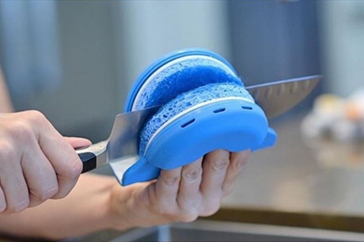 洗い物でのケガを回避できそう!海外で販売中の「刃物用スポンジ」が超便利!