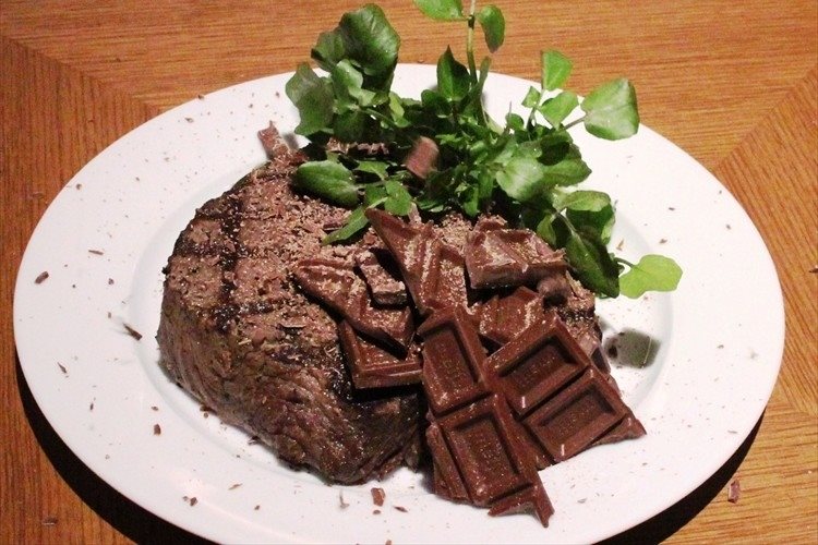 いくら何でもこれはど~なんだ!? チョコレートとステーキという前代未聞のハーモニー