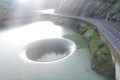吸い込まれそうな感覚に陥る!? ダムの穴をドローンで空撮した映像が凄まじい!