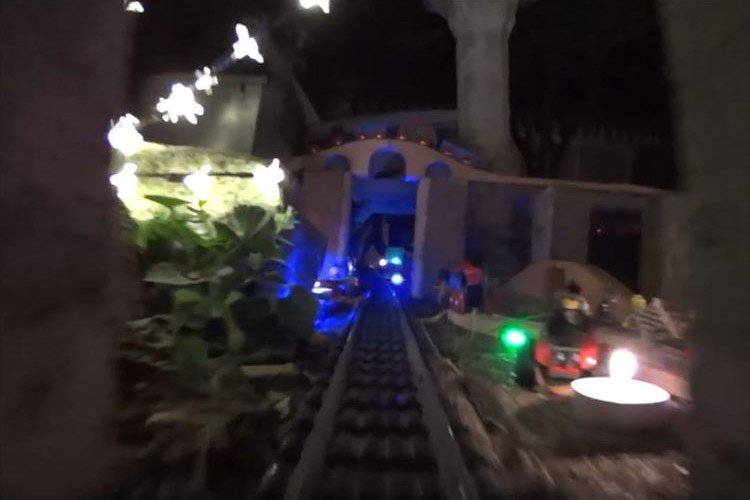 【動画】「おとぎ話の列車に乗っているみたい」水中を走るレゴの列車に癒やされる