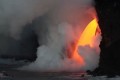 これぞ大地の形成と破壊の原始的プロセス! キラウエア火山の溶岩がひたすら海へ注がれる様子