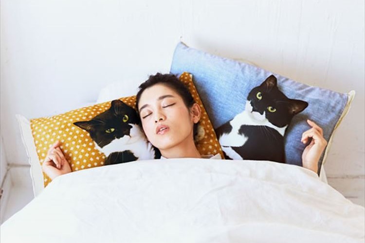 ニャンコ好きは必見!猫と添い寝する感覚で寝られる枕カバーが可愛すぎ!