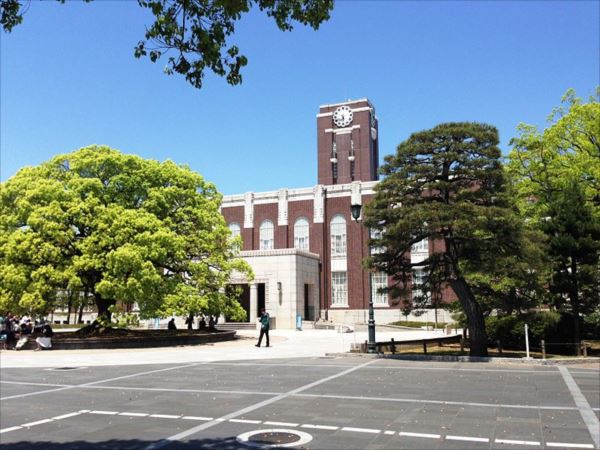 Kyoto_University_Clock_Tower_R