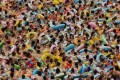 中国のプールに人・人・人!! 波が押し寄せ、うねりをあげる様子がまるでアートだ!