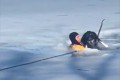 凍った池に落ちた犬を救出に向かうも、自分も落ちてしまったレスキュー隊員…結果は!?