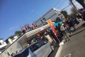 屋根の上から餅まき! オープン日を迎えたコンビニが異様な盛り上がりを見せていた!