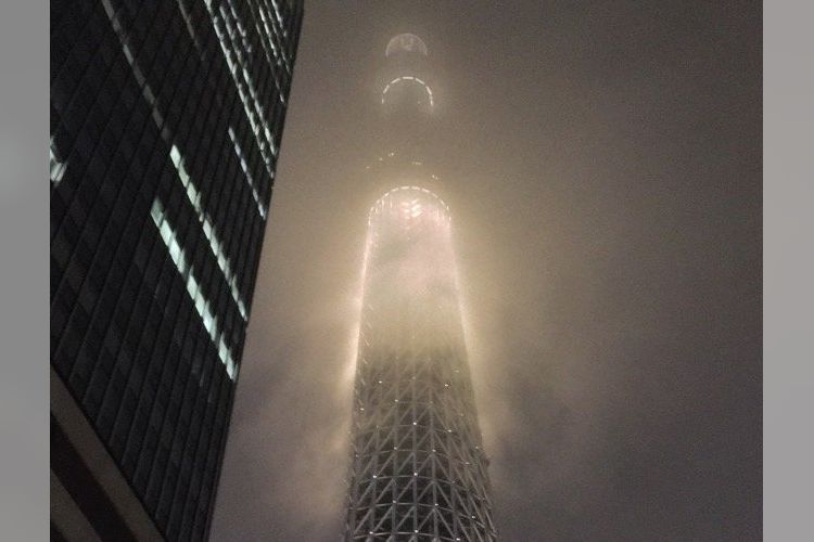 上にヤバイのがいそう!悪天候の日に撮影されたスカイツリーがまるで別世界にいるみたい