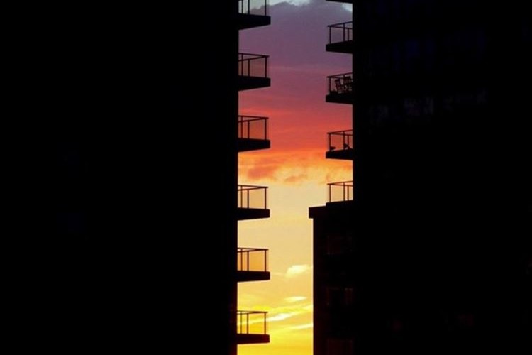 ビルとビルの隙間に絶景が…!カナダで撮影された夕陽のグラデーションが美しすぎる