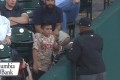 ファールボールをもらって大喜び!と思ったら審判に怒られ少年硬直、この後どうなった!?