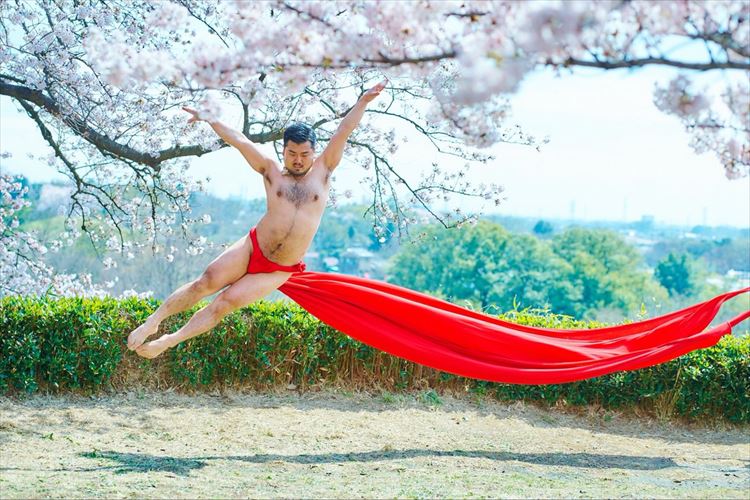 桜の木の下、ふんどし姿で華麗に舞うダンサーがシュールだけど美しい