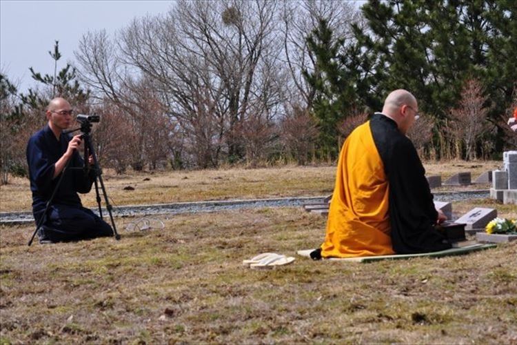 【動画】お墓参りをライブ配信して代行する時代が到来…「どこでもお墓参」が画期的すぎる!
